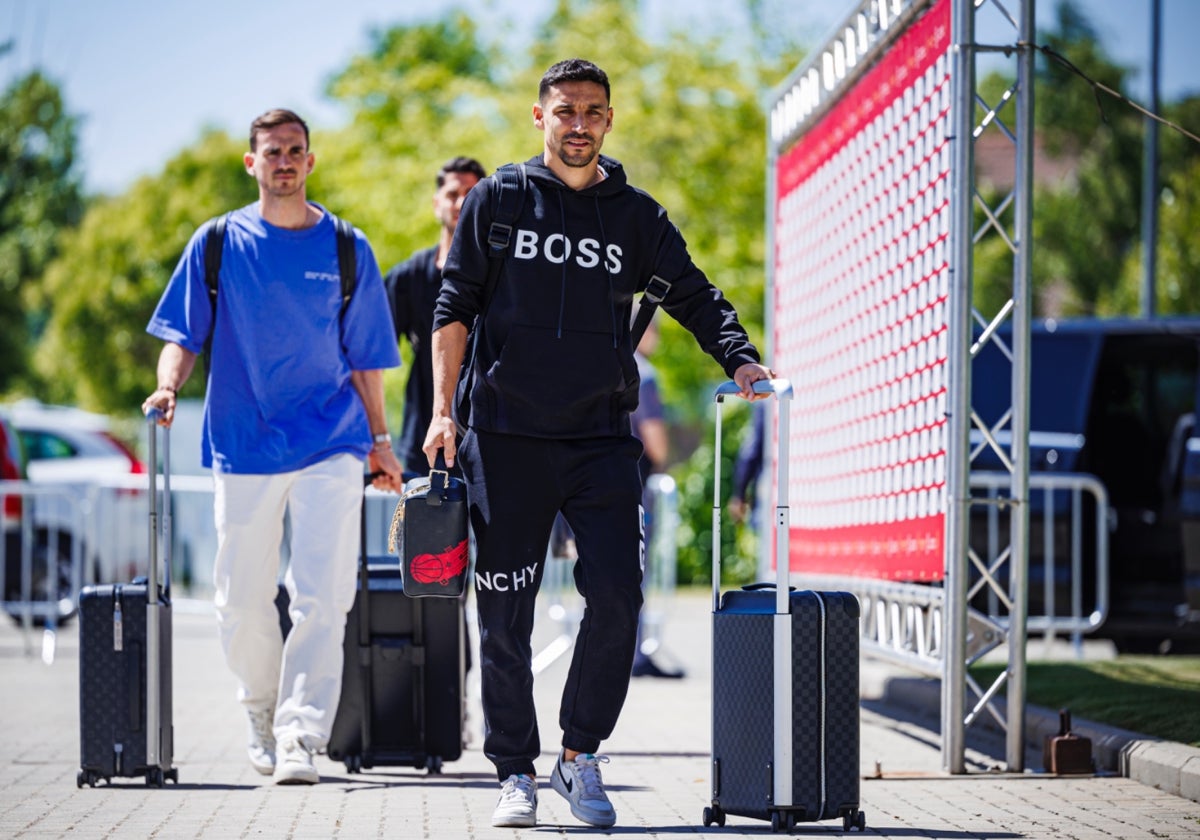 Jesús Navas antecede a Fabián y Ayoze en su entrada a la concentración nacional