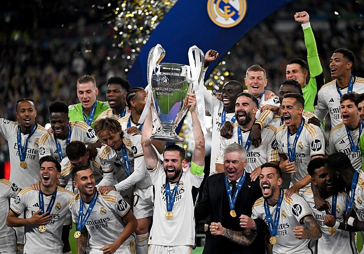 El capitán del Real Madrid, Nacho Fernández, levanta el trofeo de campeón de la Champions League 2024