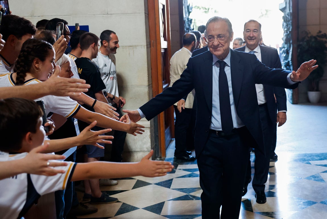 Florentino Pérez, entrando en la catedral de la Almudena para ofrecer la copa de Europa a la patrona de Madrid