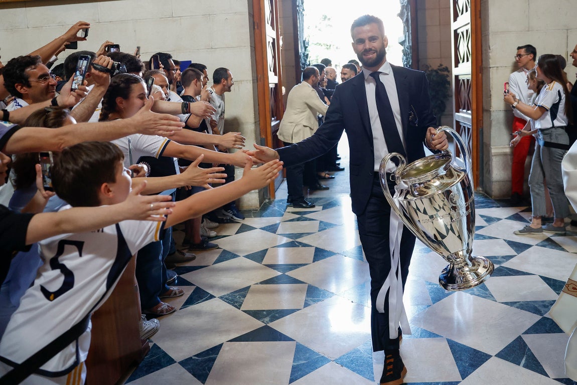 El capitán Nacho, con la orejona, entrando en la catedral