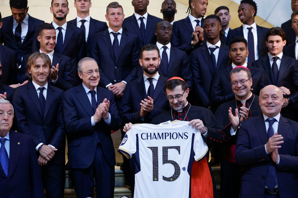 El arzobispo de Madrid, José Cobo, posa con la camiseta blanca y el número 15