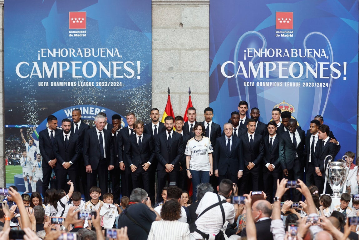 El equipo, junto a la presidenta de la Comunidad de Madrid vestida con la camiseta del Madrid