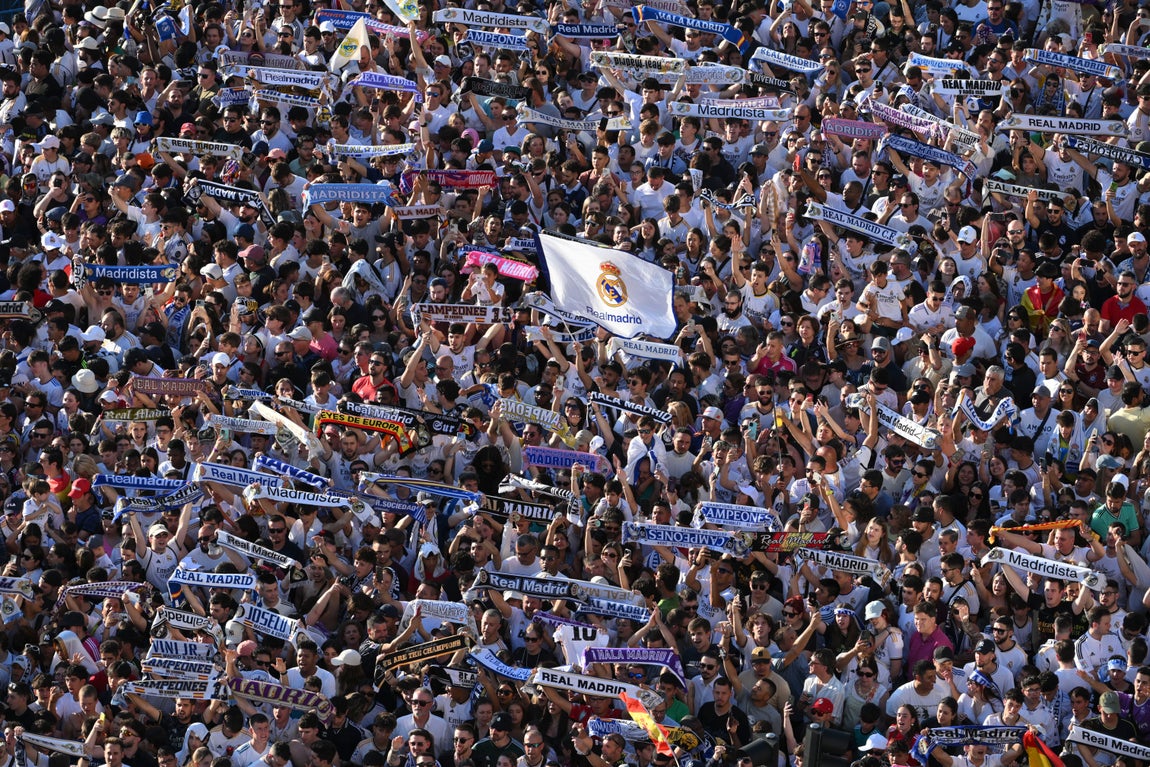La afición llena la plaza de Cibeles