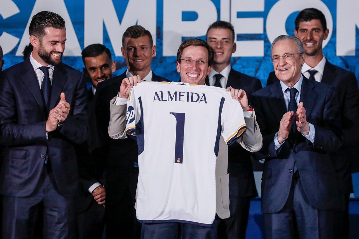 El alcalde de Madrid, José Luis Martínez-Almedia, con la camiseta que le han regalado