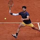 Alcaraz acelera y atropella a Aliassime en su camino hacia cuartos de Roland Garros