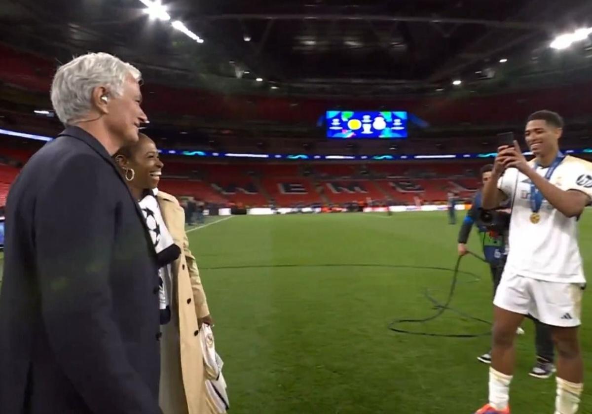 El momento de Jude Bellingham fotografiando a su madre con José Mourinho