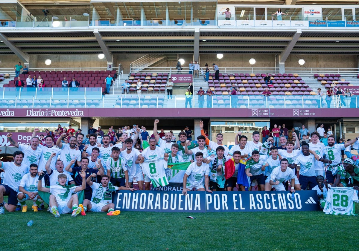 La expedición del Betis Deportivo celebra el ascenso en el césped de Pasarón