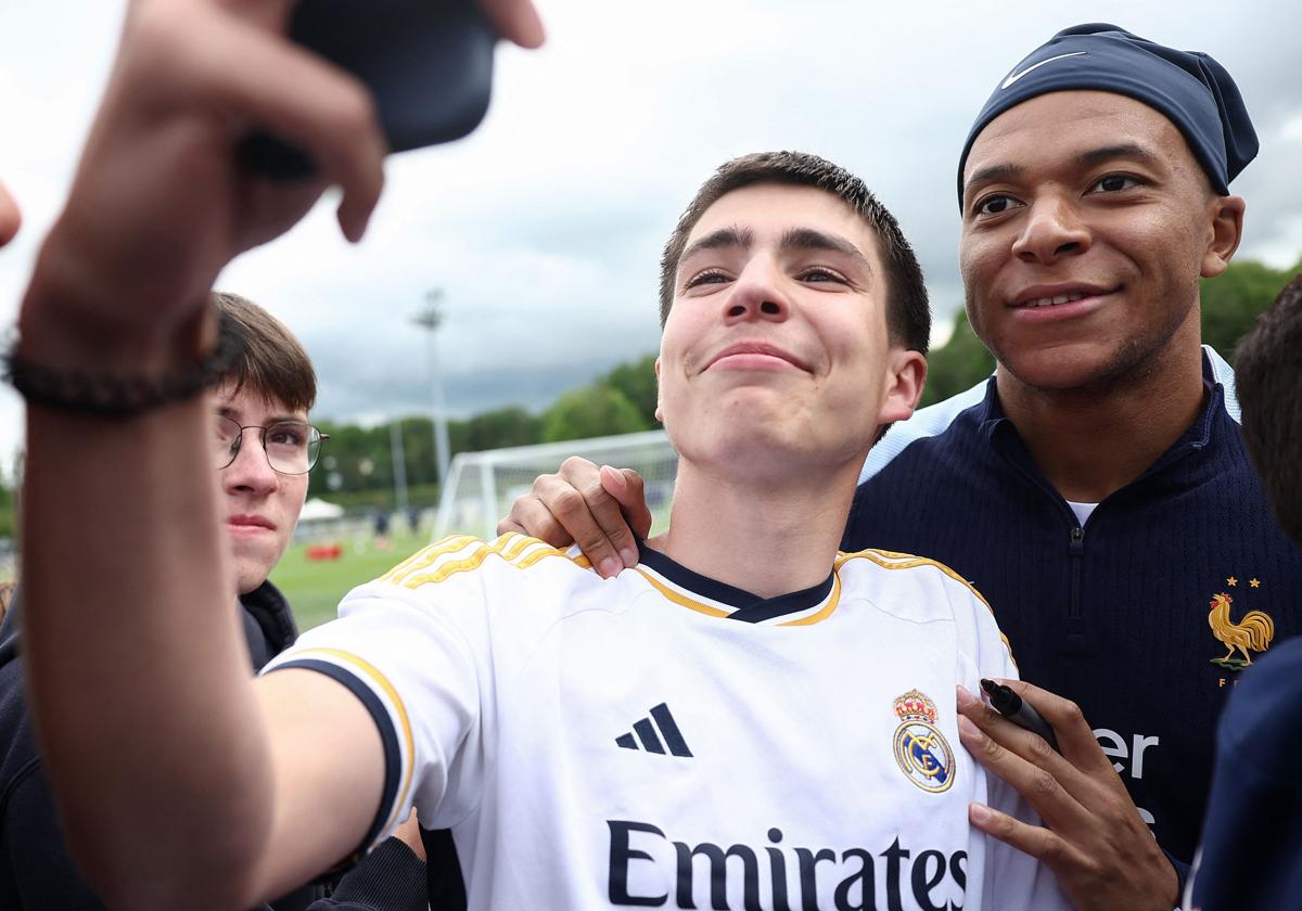 Mbappé se fotografía con un seguidor del Madrid en la concentración de la selección francesa