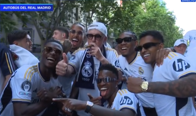 El ya mítico momento puro: Ancelotti, fumando, rodeado de sus jugadores con más 'flow'