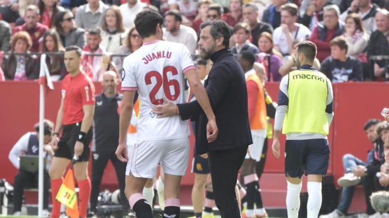 Quique da la alternativa a Juanlu Sánchez en uno de los partidos de Sevilla en la extinta 2023-24