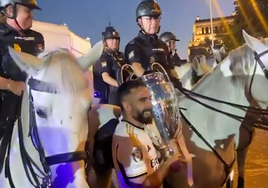 El emotivo momento de la celebración de la Champions: Carvajal le da la copa a su padre, uno de los policías a caballo