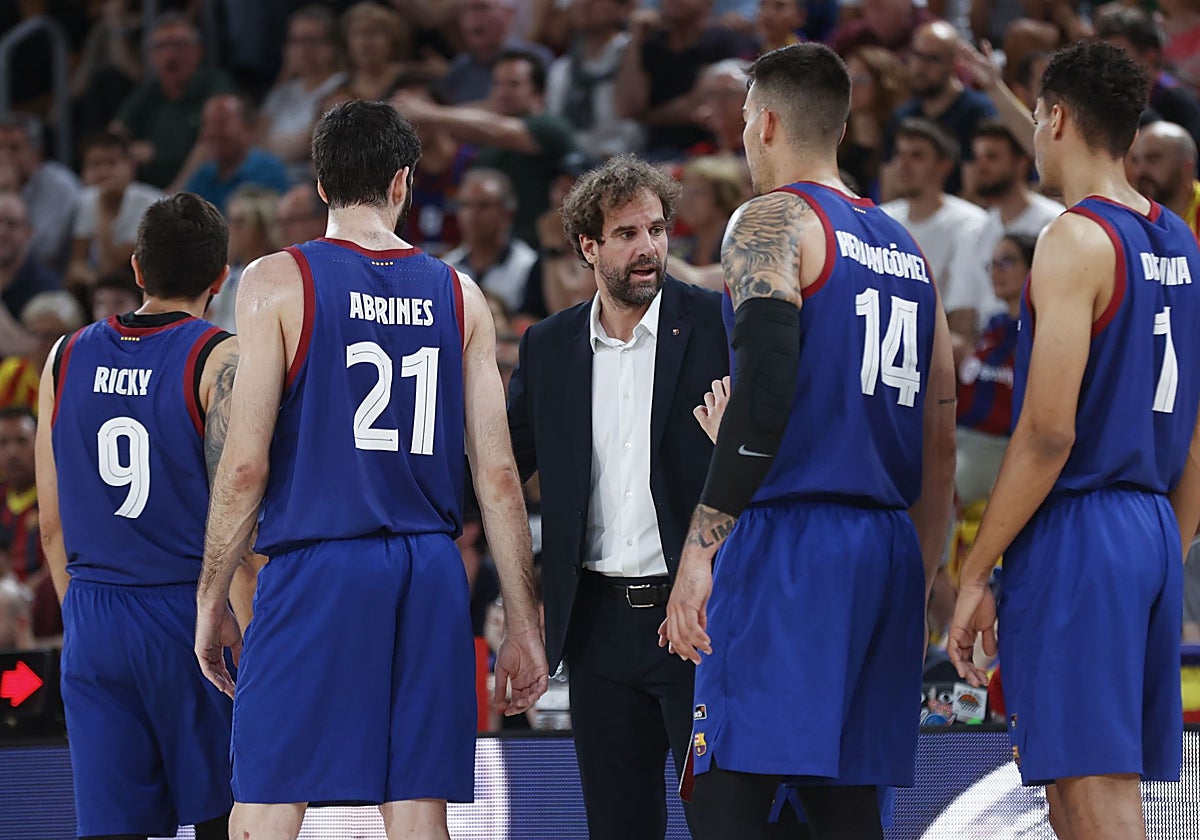 Grimau y sus jugadores, durante las semifinales de la ACB