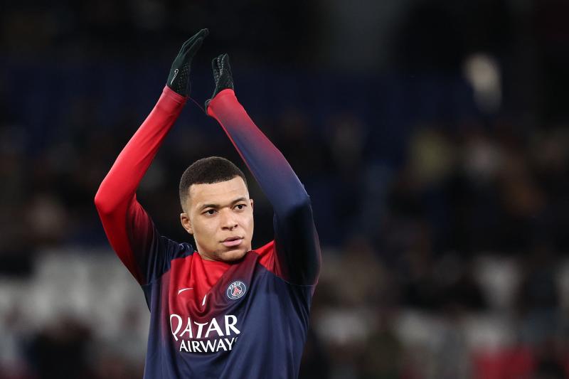 Kylian Mbappe durante un calentamiento con el PSG