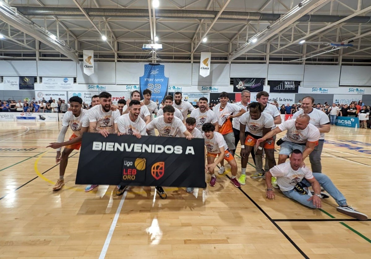 La plantilla del CB Starlabs Morón, celebrando el ascenso a la LEB Oro