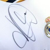 La firma de Mbappé en una camiseta del Madrid