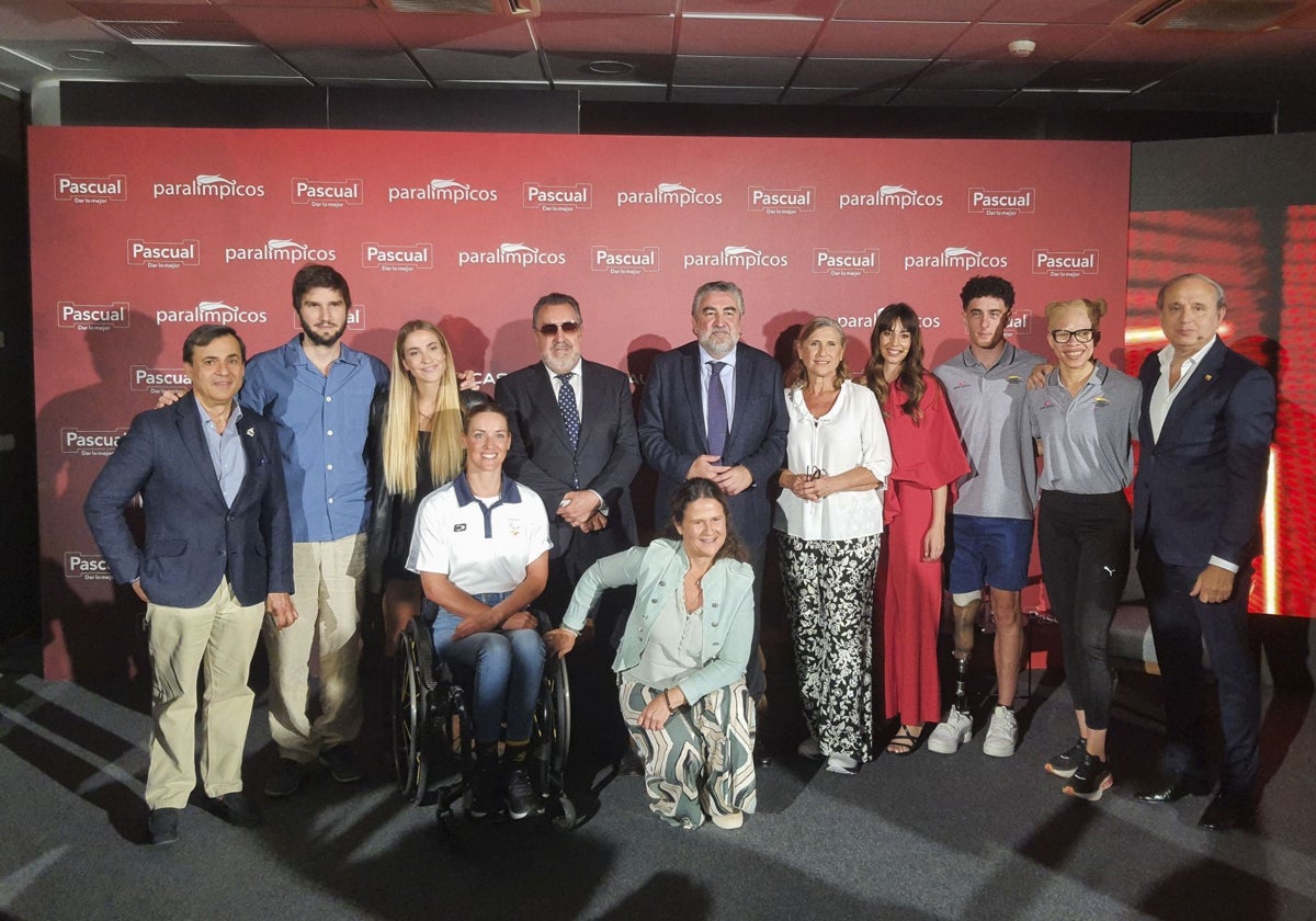 Autoridades y deportistas acudieron a la presentación oficial del himno