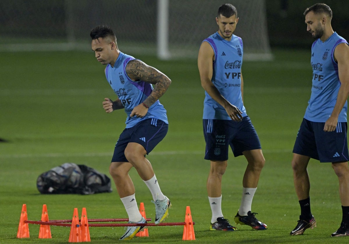 Lautaro, Guido y Pezzella, durante un entrenamiento con Argentina