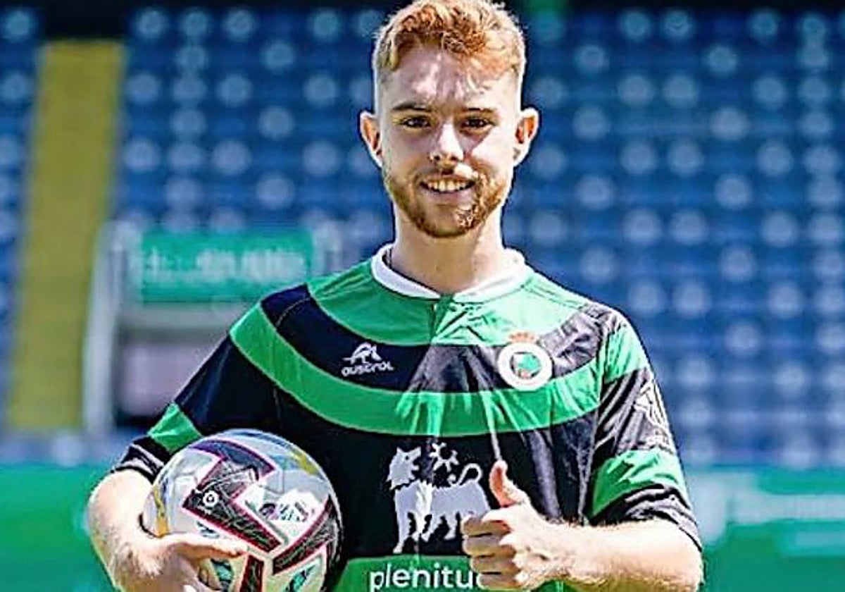 Gerard Fernández, Peque, posa con la camiseta del Racing de Santander