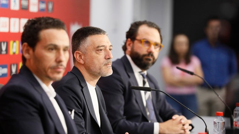 Del Nido Carrasco y Orta acompañaron ayer en su presentación a García Pimienta