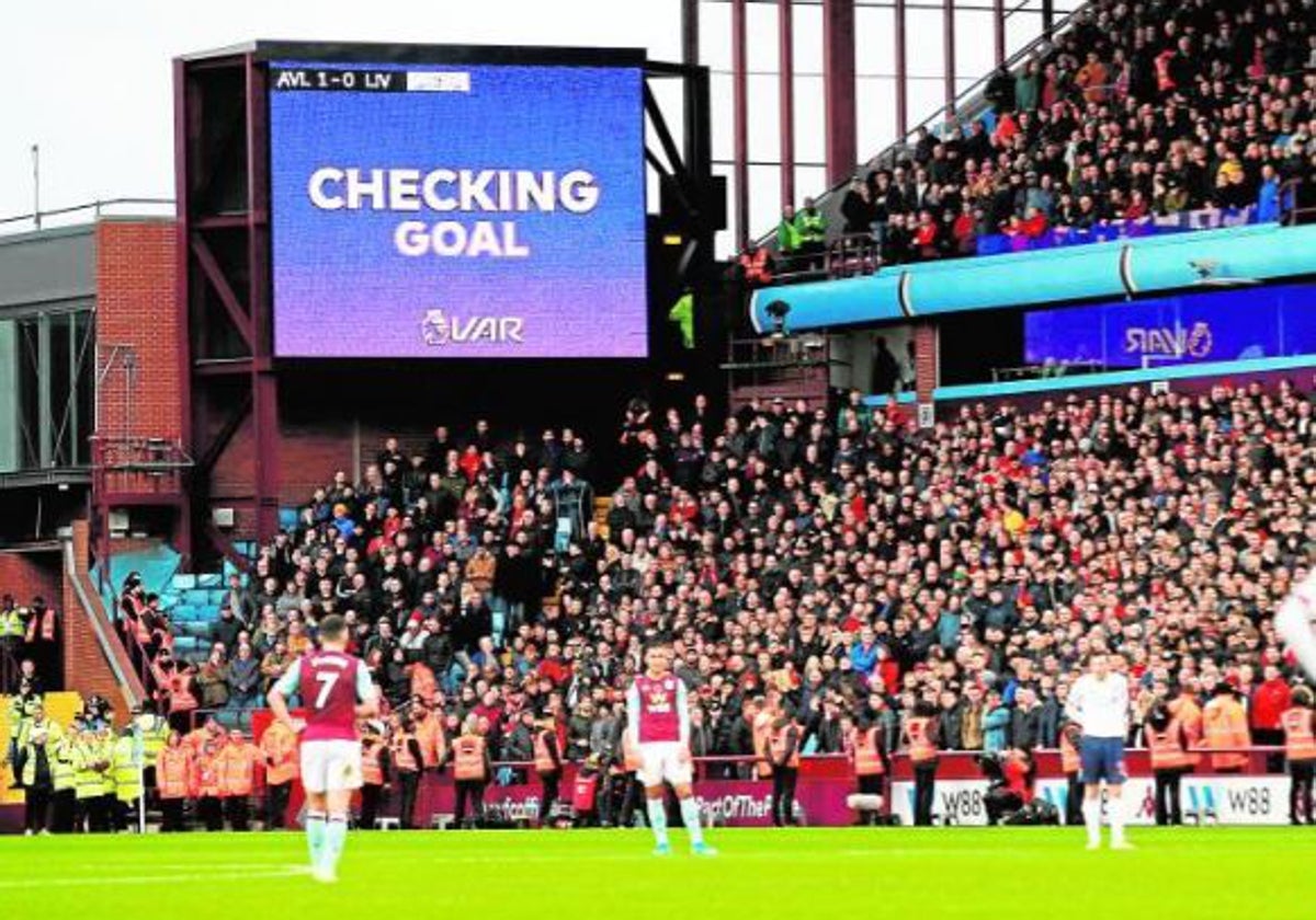 Los clubes de la Premier votan seguir con el VAR, pero con cambios