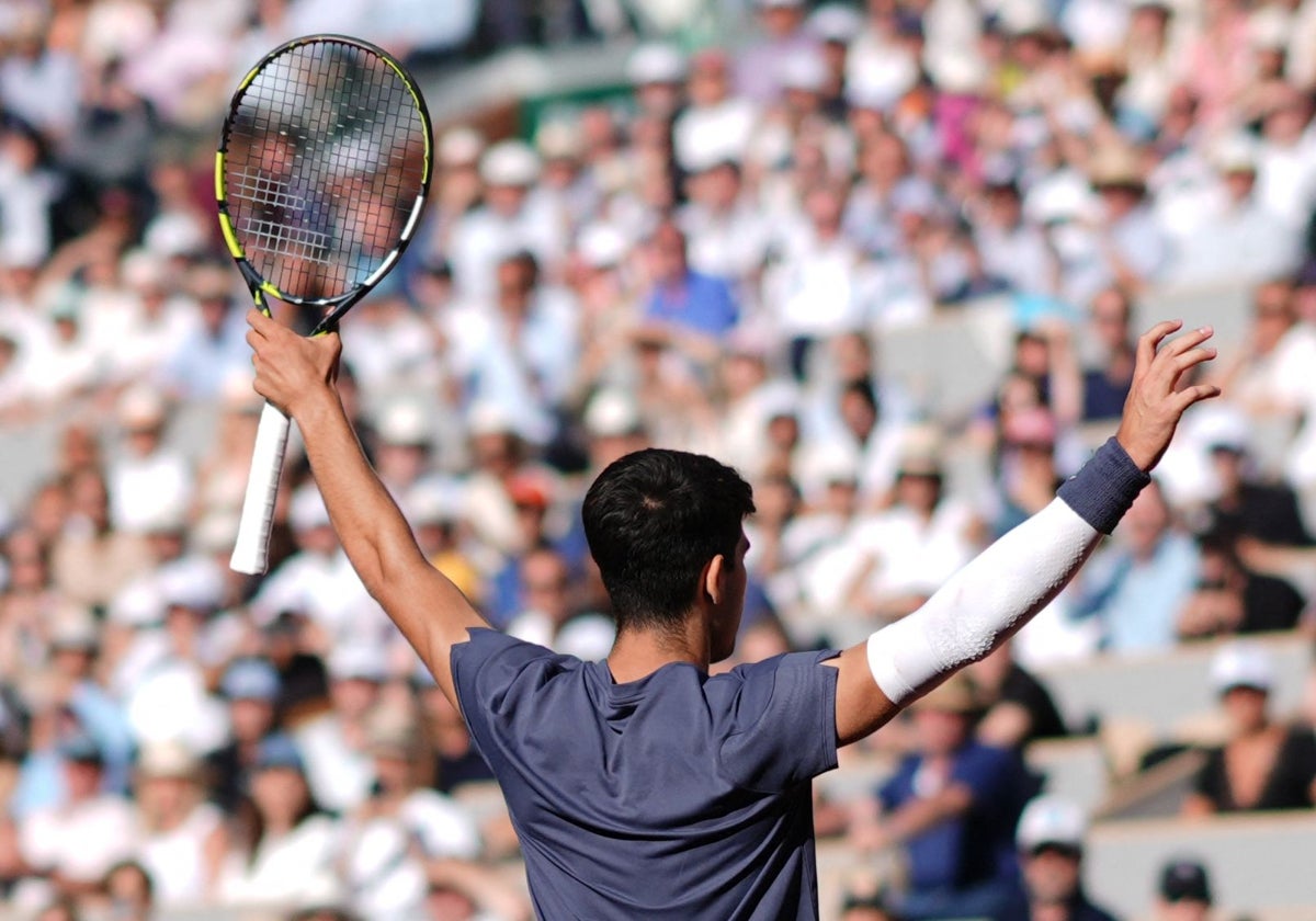 Carlos Alcaraz celebra su pase a la final ante la Philippe Chatrier