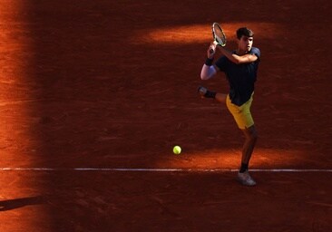 Un sólido Alcaraz remonta en el duelo de la tensión ante Sinner y jugará su primera final en Roland Garros