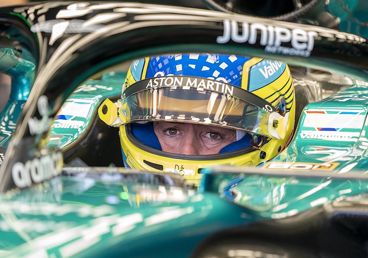 Fernando Alonso, subido en su Aston Martin
