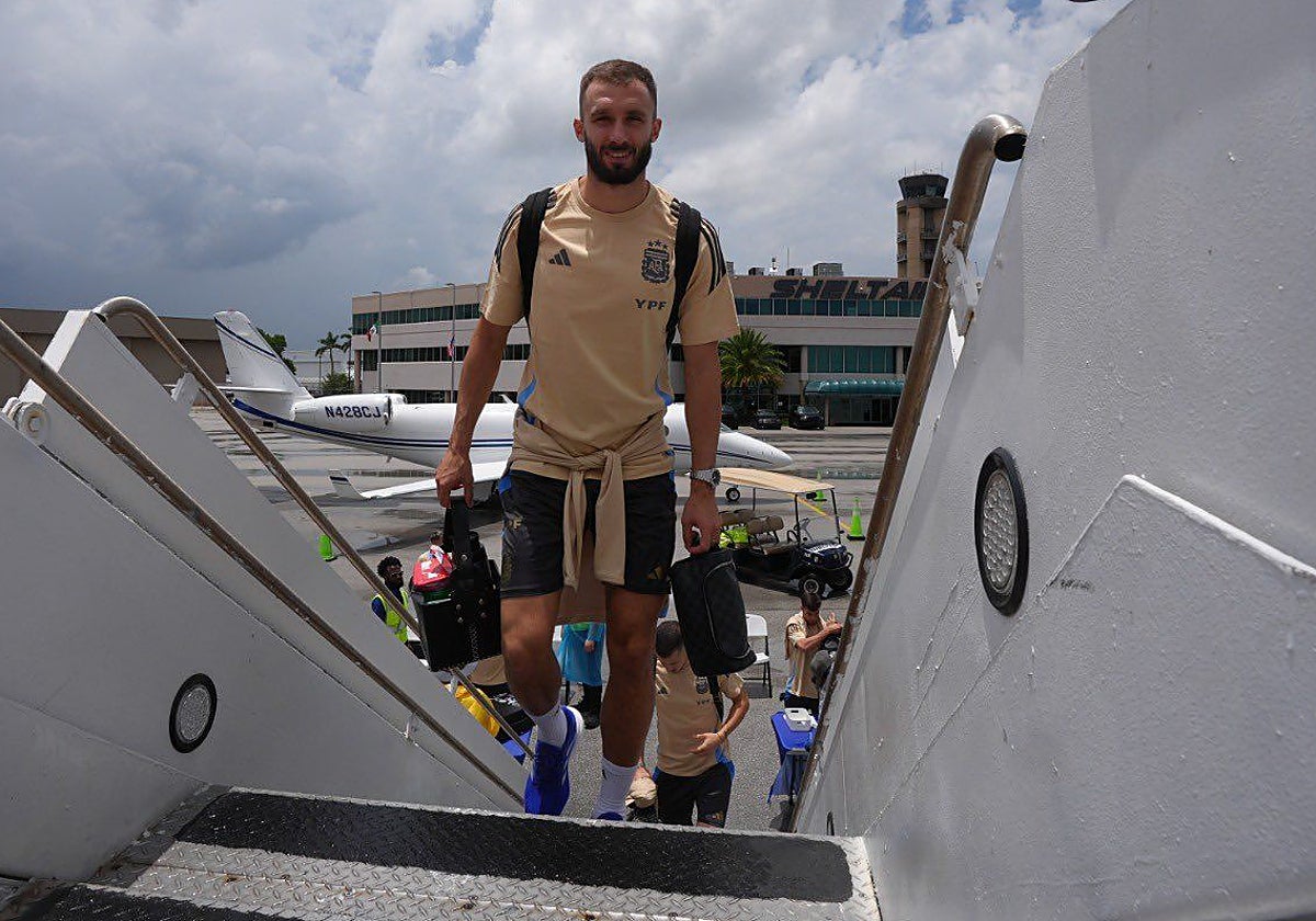 Germán Pezzella, en el avión que trasladó a la selección argentina de Miami a Chicago para jugar contra Ecuador