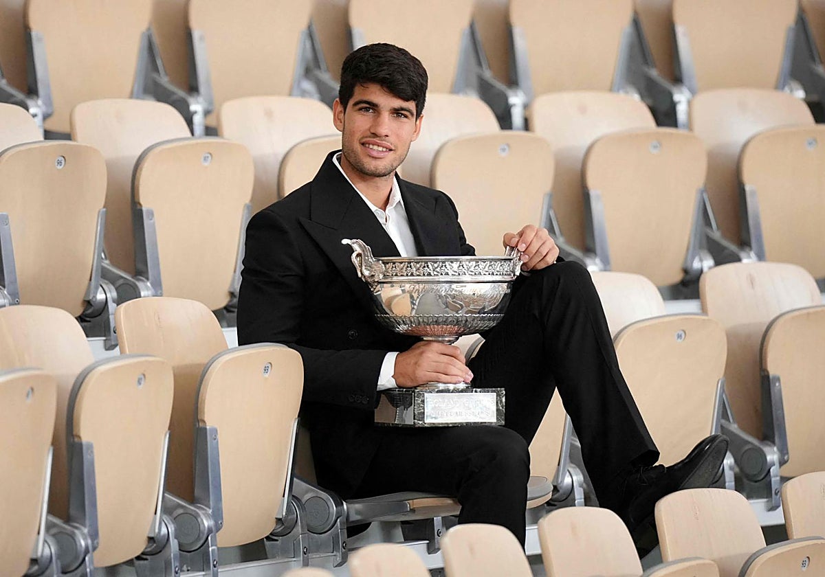 Carlos Alcaraz, en la grada de la Philippe Chatrier, con al trofeo de campeón de Roland Garros