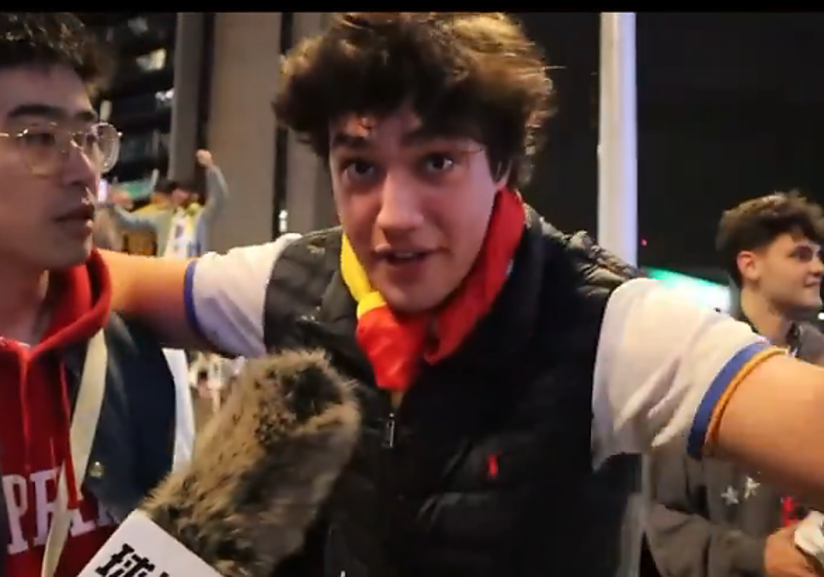 El internauta entrevistando a un seguidor del Real Madrid en la final de Champions celebrada en Londres