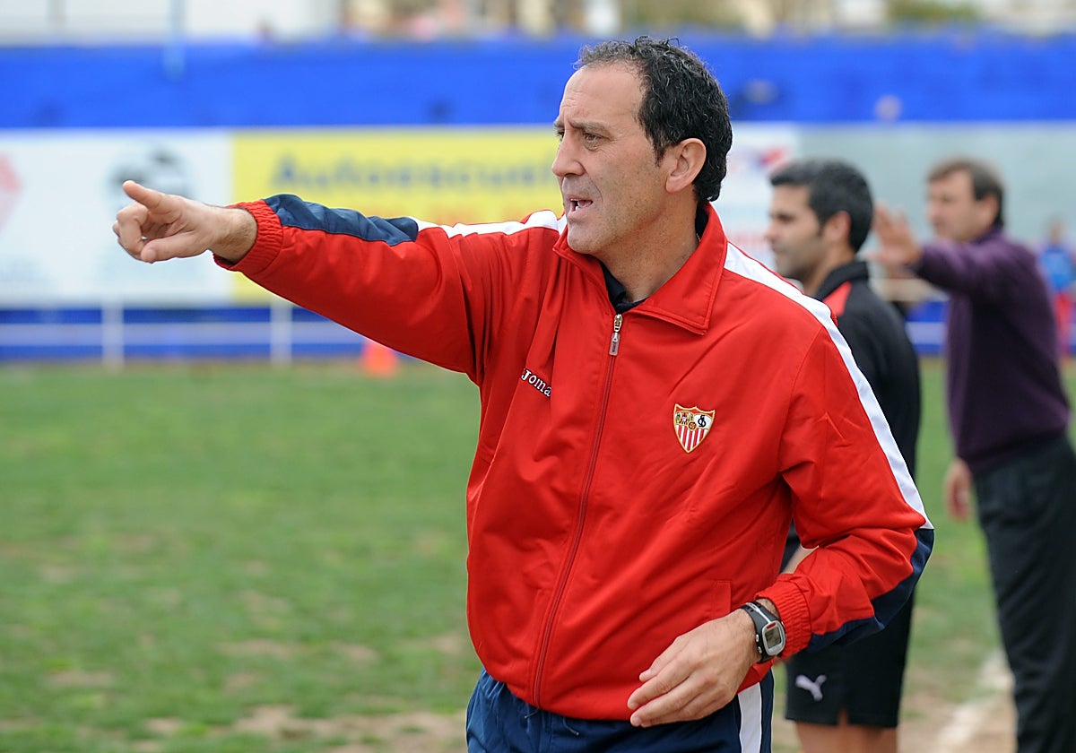 Francisco López Alfaro, en un partido con los escalafones inferiores del Sevilla FC