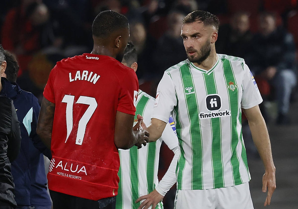 Pezzella saluda a Larin al término del Mallorca - Betis de la temporada 23-24