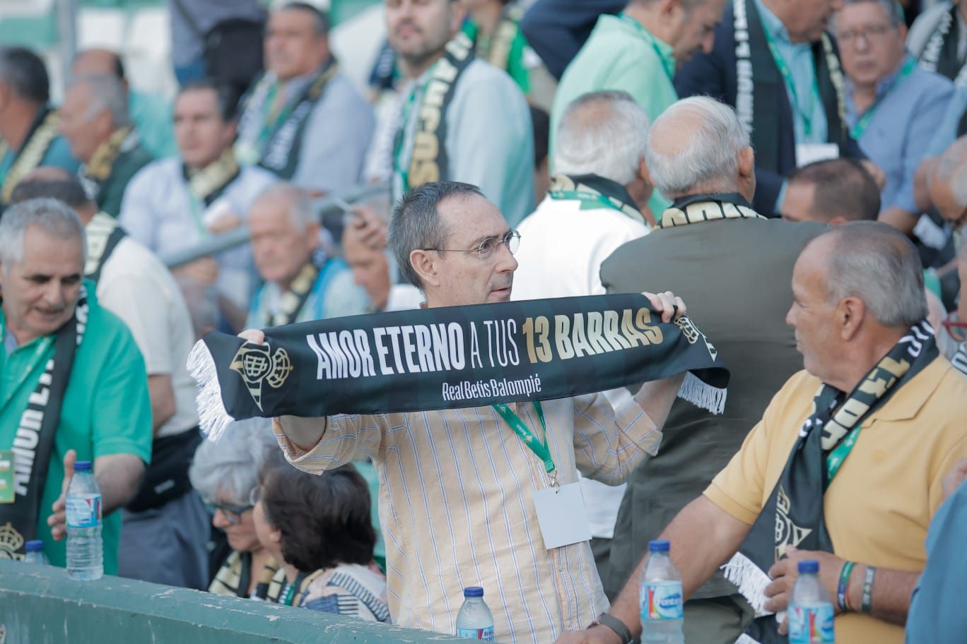 Los socios más antiguos del Betis se reúnen en el Benito Villamarín en el acto 'Siempre Verdiblancos'