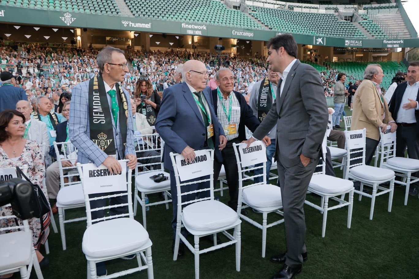 Los socios más antiguos del Betis se reúnen en el Benito Villamarín en el acto 'Siempre Verdiblancos'