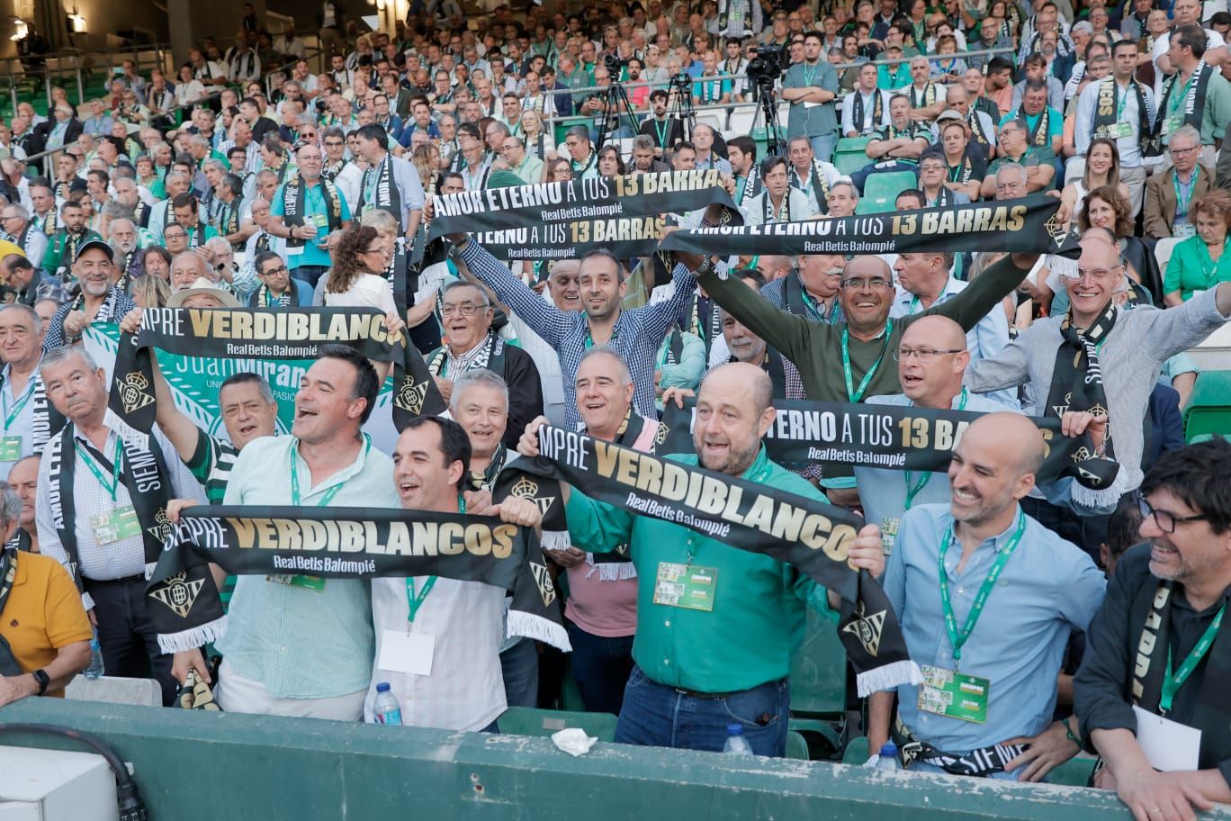 Los socios más antiguos del Betis se reúnen en el Benito Villamarín en el acto 'Siempre Verdiblancos'