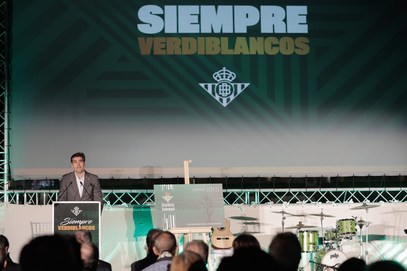 Los socios más antiguos del Betis se reúnen en el Benito Villamarín en el acto 'Siempre Verdiblancos'