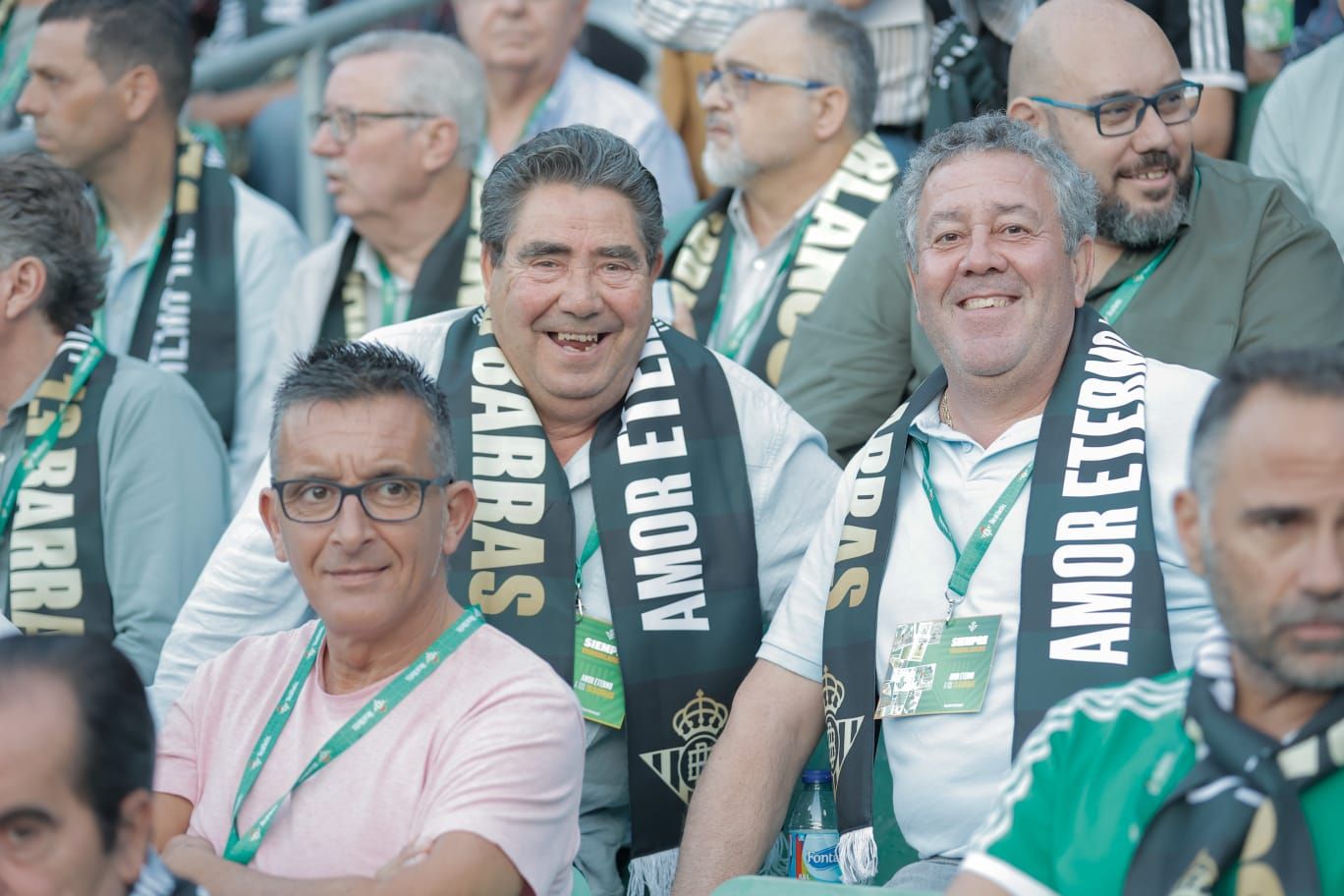 Los socios más antiguos del Betis se reúnen en el Benito Villamarín en el acto 'Siempre Verdiblancos'