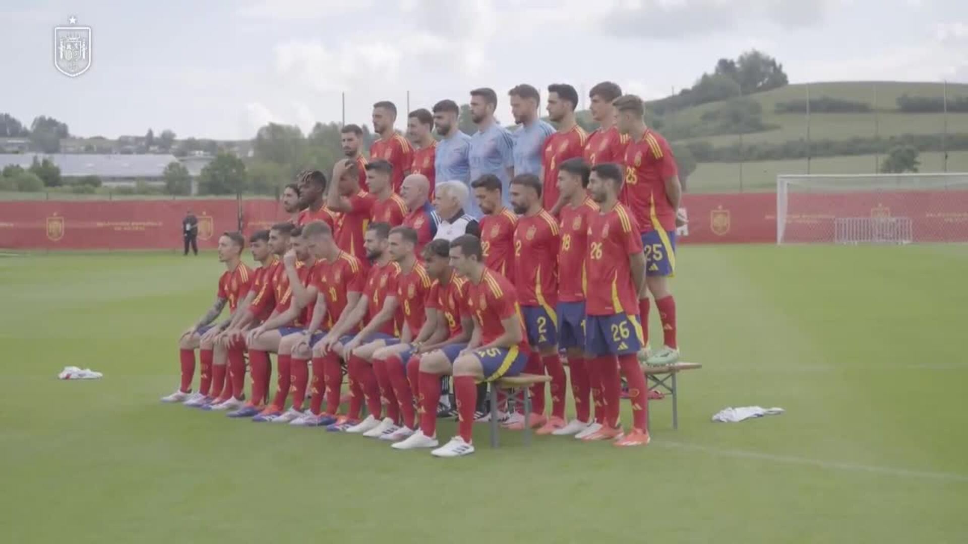 España realiza la foto oficial con buena sintonía con Pedro Rocha