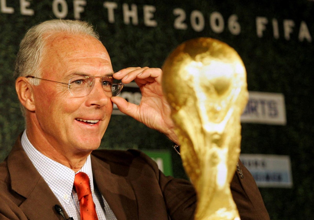 Beckenbauer, con la copa del mundo