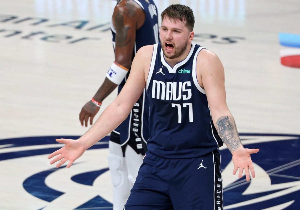 Luka Doncic se queja de una acción durante el tercer partido de la final disputado esta madrugada