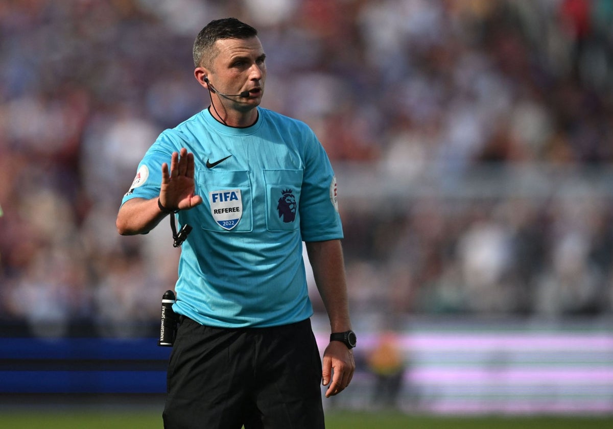 Michael Oliver dirigirá el debut de España en la Eurocopa