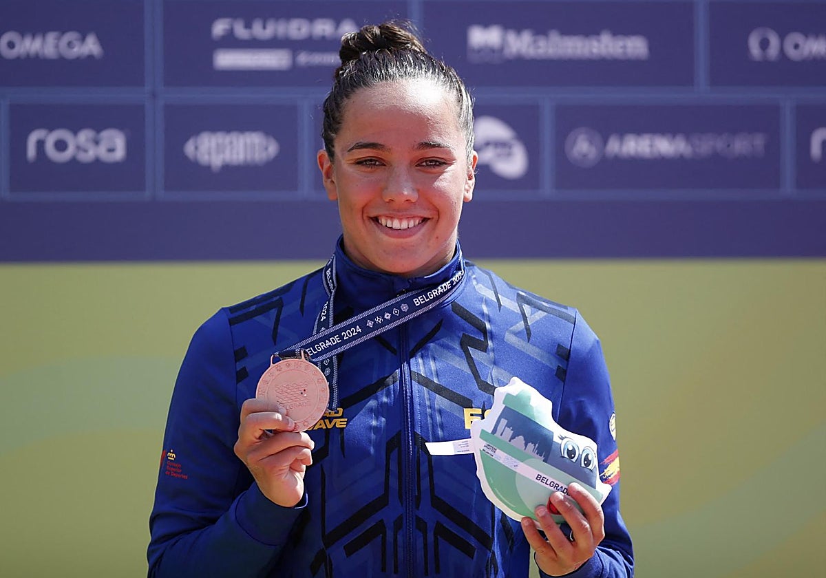 Candela Sánchez posa con la medalla de bronce que ha logrado en aguas abiertas