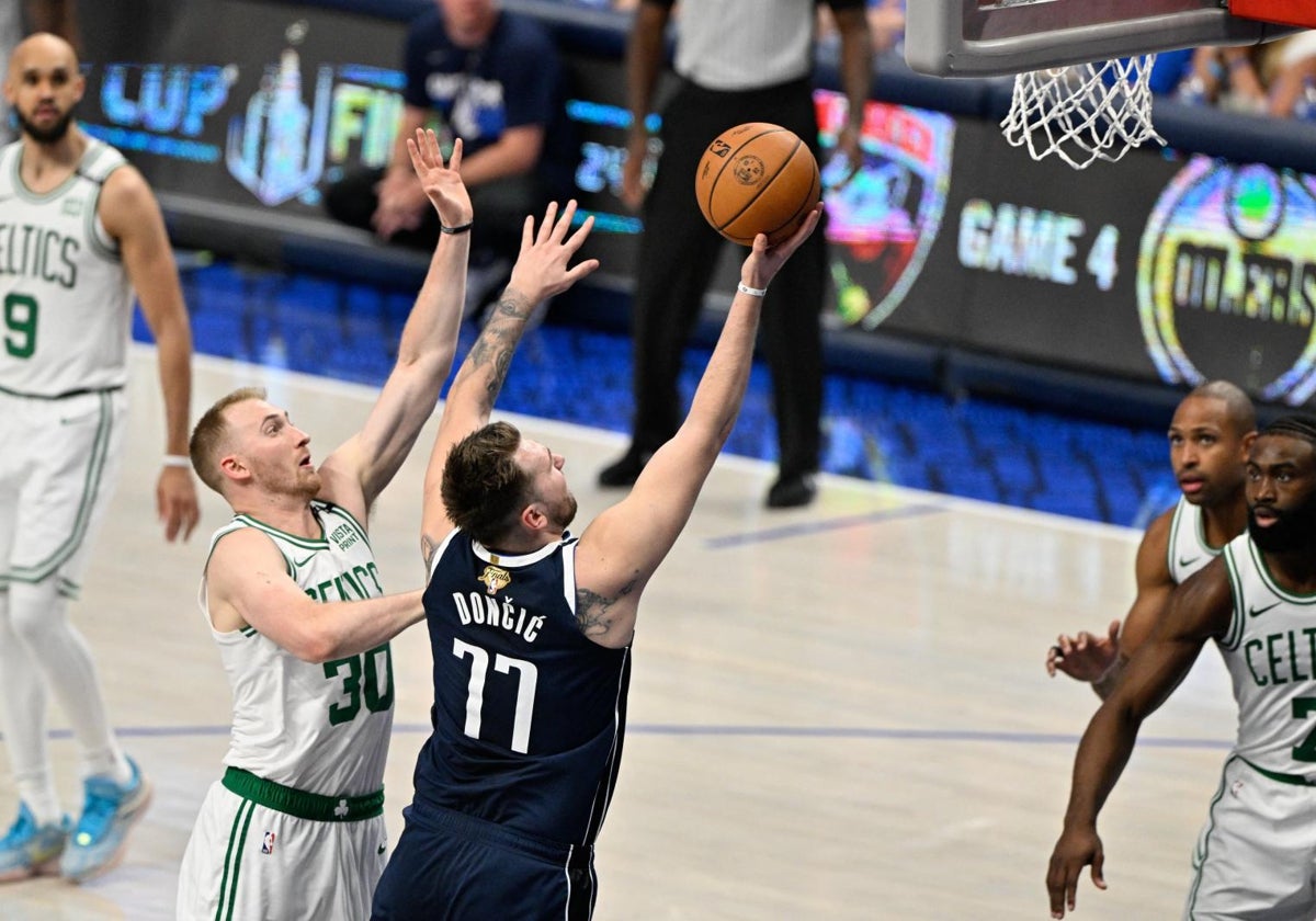 Luka Doncic entra a canasta ante la defensa de Sam Hauser