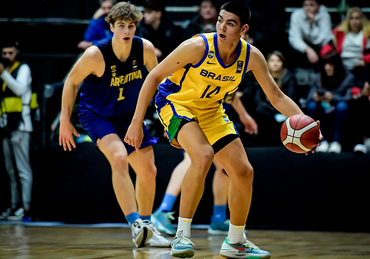 Mathias Vazquez, con la pelota controlada en un partido de la Copa América sub 18 de selecciones