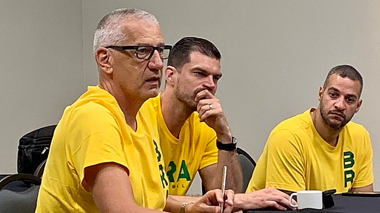 Asa Petrovic, Thiago Splitter y Bruno Savignani, integrantes del cuerpo técnico de la selección de Brasil
