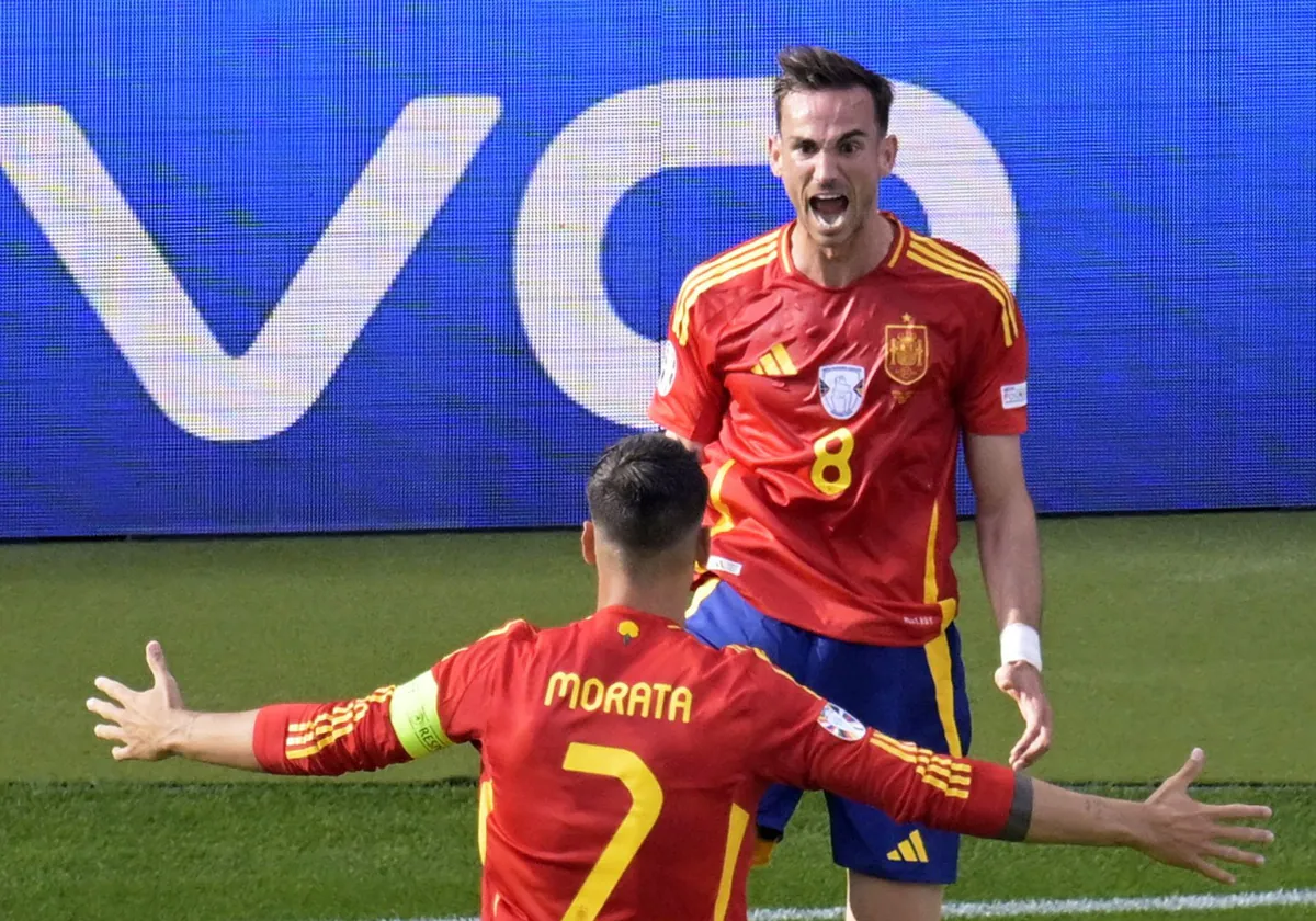 Fabián celebra con Morata el 2-0 de España a Croacia en el debut de la selección española en la Eurocopa 2024