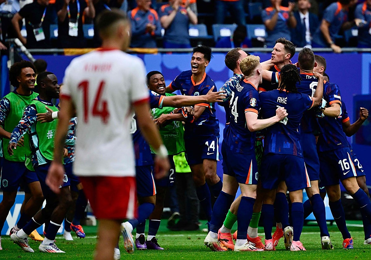Los jugadores de Países Bajos celebran el 1-2