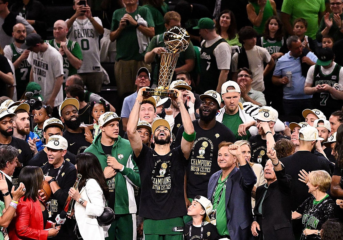 Jayson Tatum eleva el trofeo de campeón de la NBA