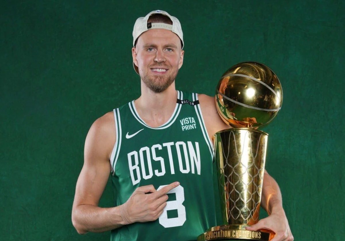 Kristaps Porzingis con el trofeo de la NBA