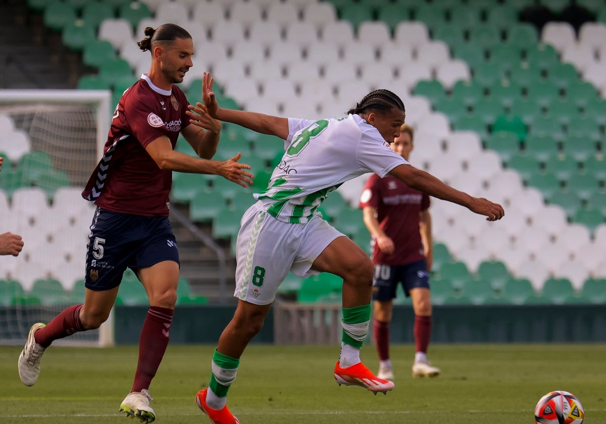 Yanis Senhadji, durante el partido de ida ante el Pontevedra